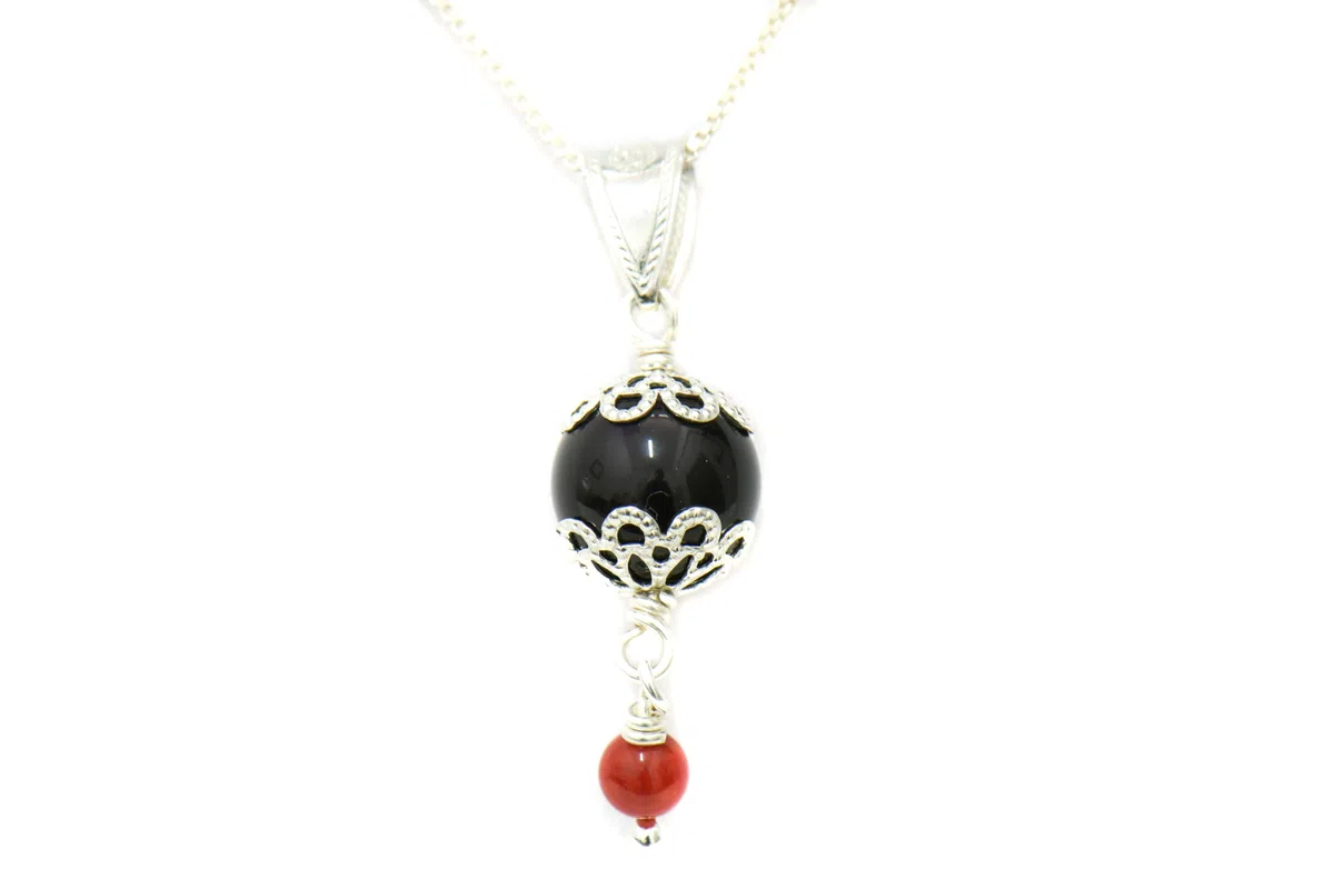Girocollo su Coccu con Corallino in Ossidiana, Argento 925, Collana da 50 cm. con Ciondolo Portafortuna, Artigianale Sardegna