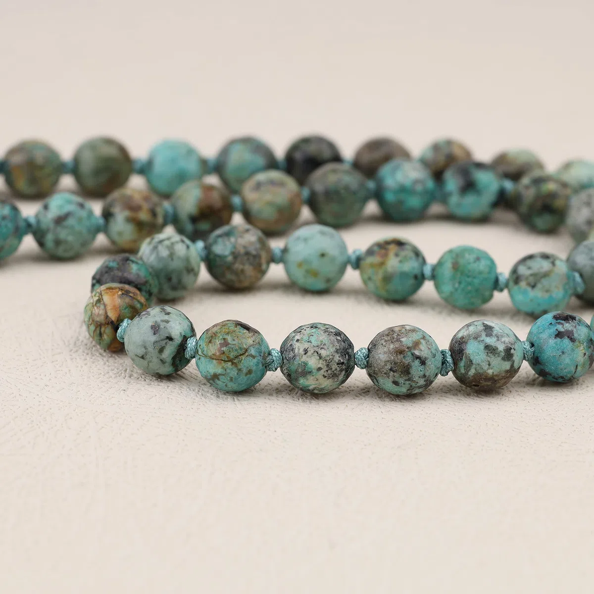 GAVU Collana da Uomo con Perline di Pietre Dure, Collana Pietre Naturali Uomo con Perle Annodate a Mano e Chiusura OT, Turchese Africano, Occhio di Tigre, Ossidiana, Amazzonite, Howlite