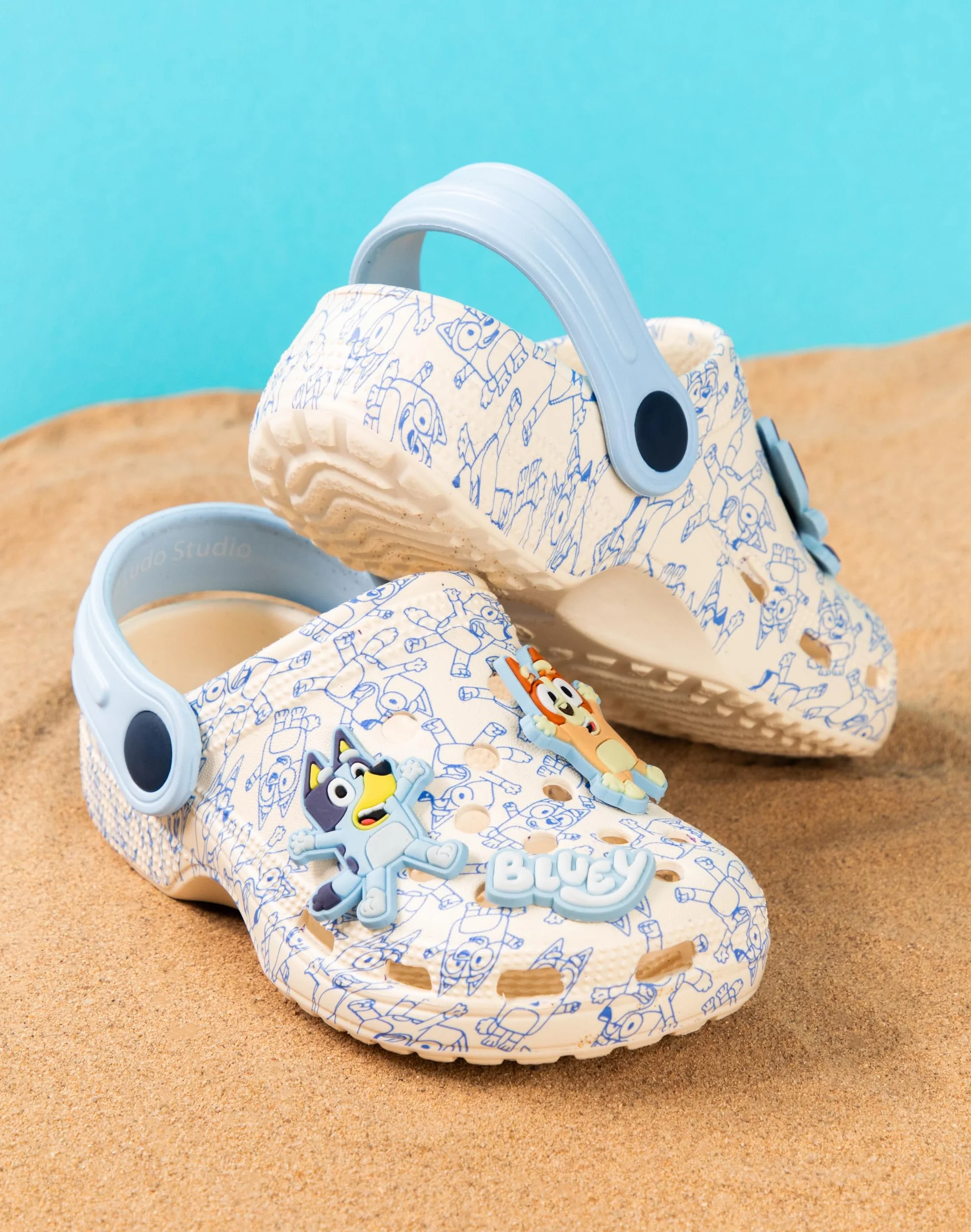 BlueY Zoccoli per Ragazzi | Calzature Slip-on per Bambini con ciondoli a Forma di Cucciolo in Marrone Chiaro e Blu | Sandali con Stampa Integrale per Interni ed Esterni e Cinturino Regolabile