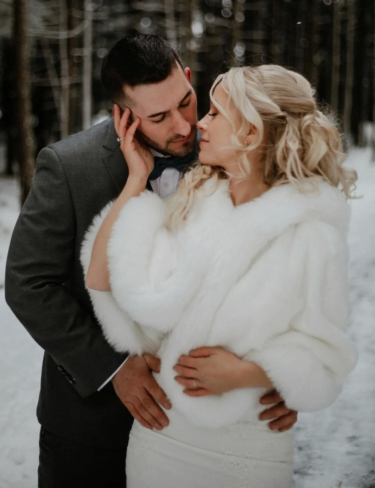 BEAUTELICATE Donna Mantello Corto con Cappuccio in Pelliccia Sintetica Stola in Pelliccia Caldo Cappotto per Matrimonio Invernale Sposa