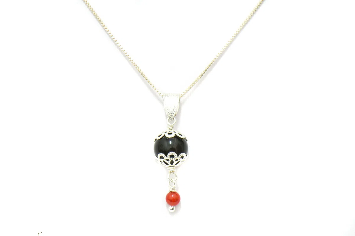 Girocollo su Coccu con Corallino in Ossidiana, Argento 925, Collana da 50 cm. con Ciondolo Portafortuna, Artigianale Sardegna