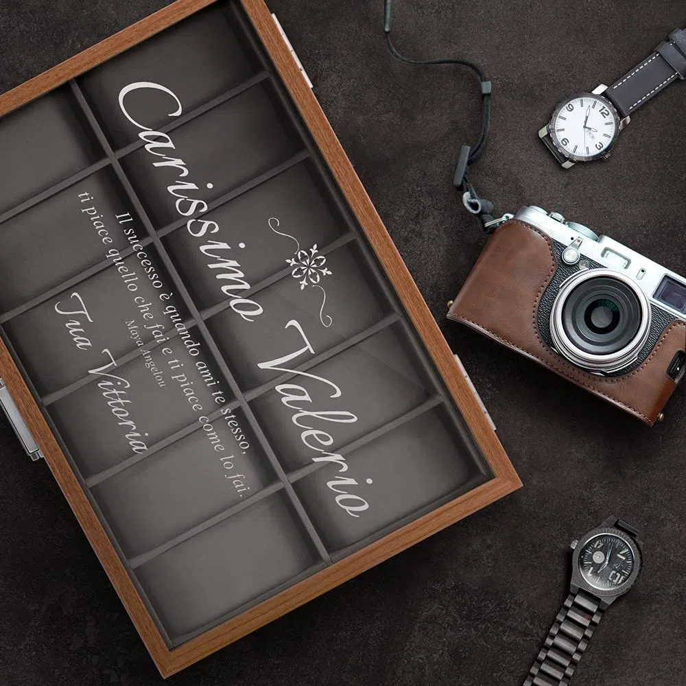 Maverton Cofanetto Porta Orologi con 12 scomparti - Custodia orologi in legno - Coperchio in vetro - Fodera in velluto grigio - incisione personalizzata - regalo uomo - Vita