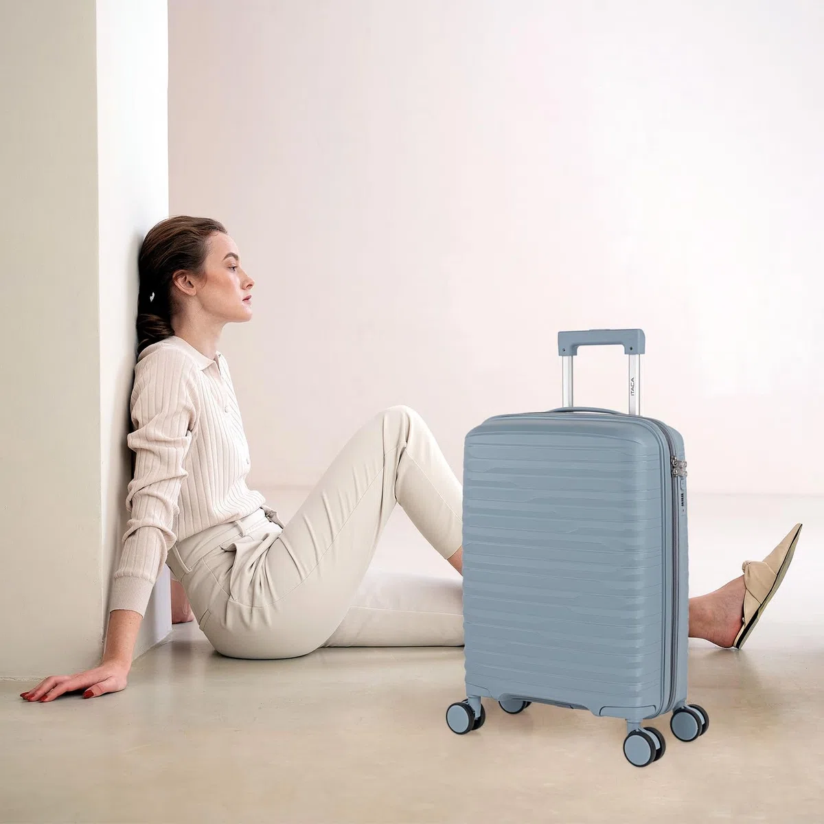 ITACA - Trolley Bagaglio A Mano 55x40x20 leggero rigido con ruote girevoli ideale per viaggi in cabina Valigia Bagaglio A Mano compatibile Ryanair. Lucchetto a Combinazione. Estensibile, Cowboy blu